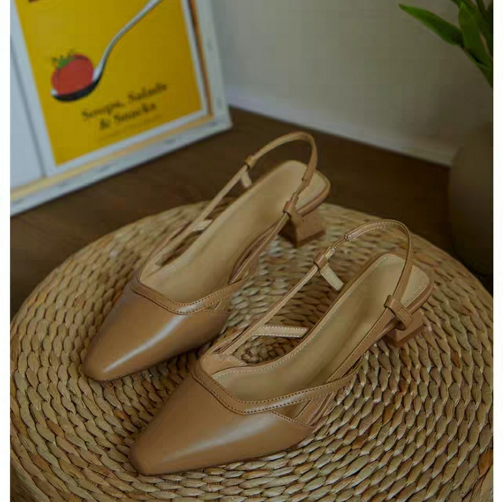 Nwot-SLINGBACK PUMP

Khaki